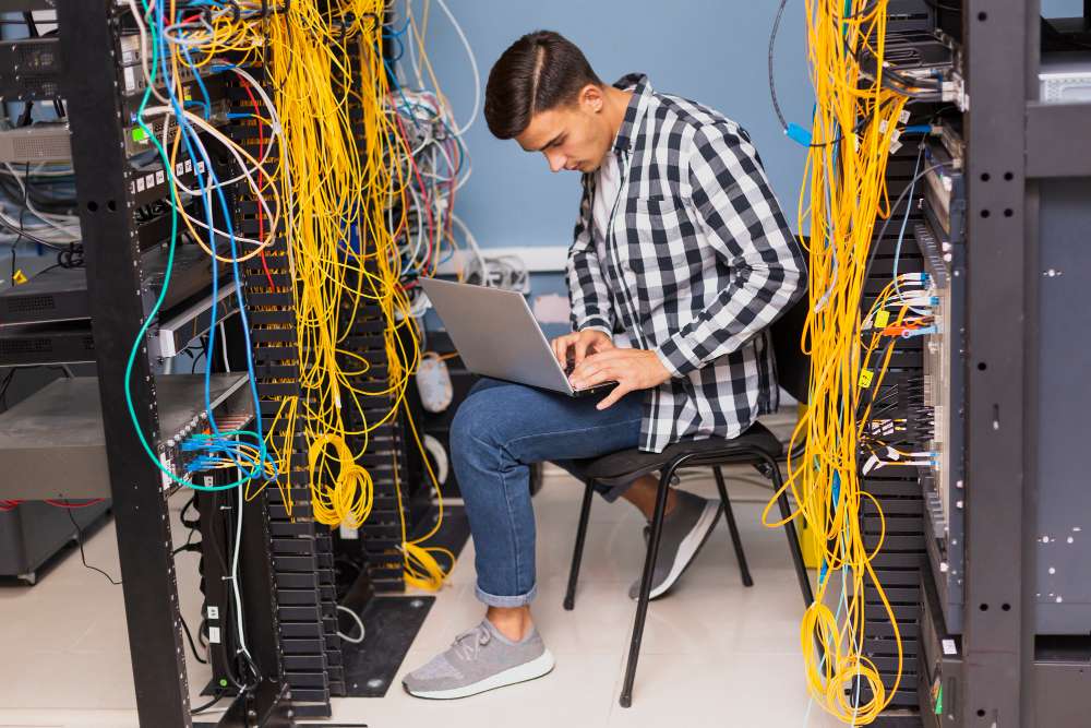 ingeniero-redes-computadora-portatil